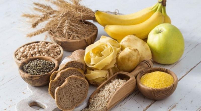 Tinh bột trong ngũ cốc, bánh mì, khoai... nên hạn chế tối đa
