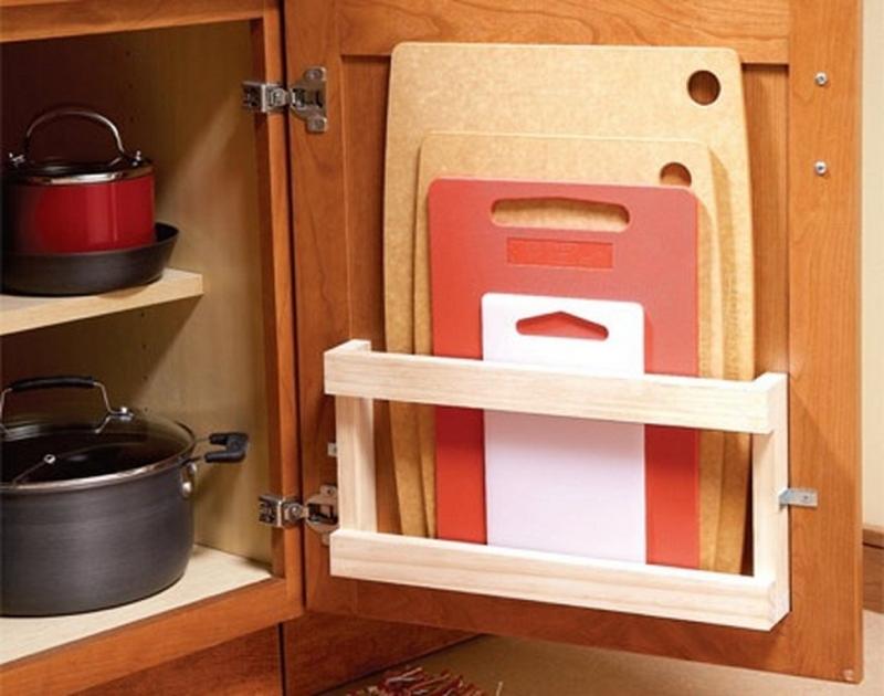 Trẻ rất thích trò chơi đóng mở cửa tủ