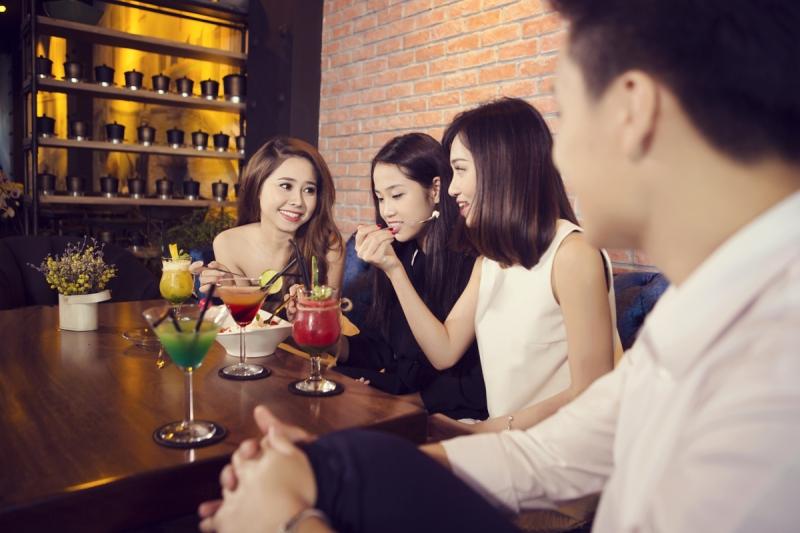 Cafe chém gió với bạn bè chưa bao giờ là chán