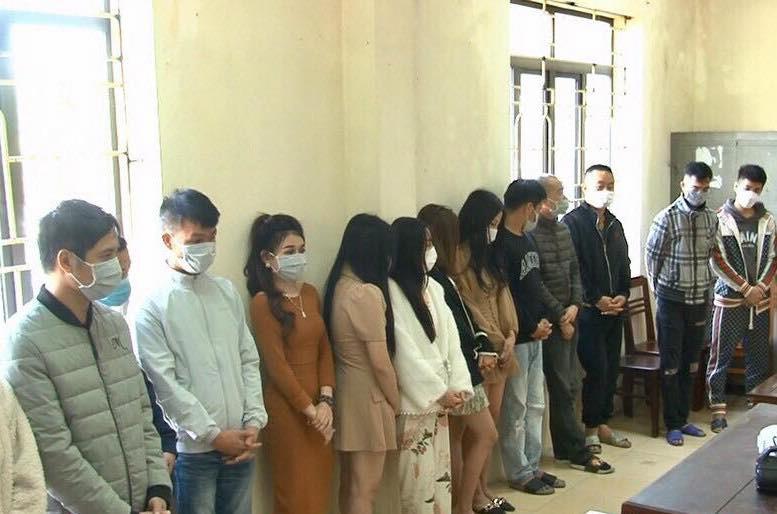 Nhóm người sử dụng ma túy bị đưa về trụ sở. (Ảnh: Công an Ninh Bình)