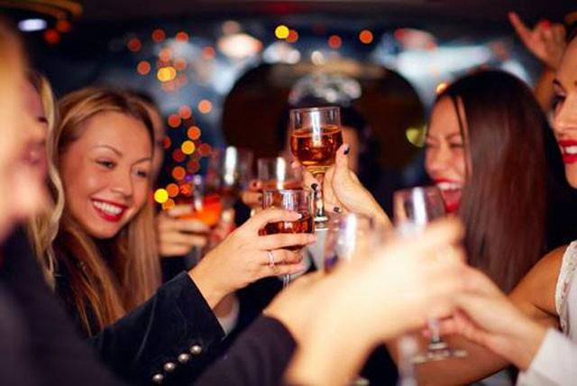 Cười nói nhiều trong khi uống rượu bia giúp bạn lâu say hơn