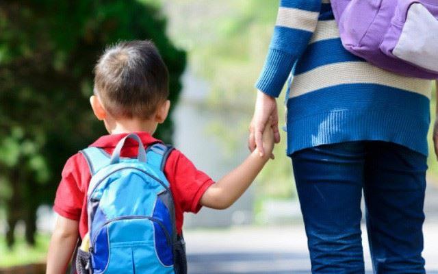 Nói rằng ba mẹ sẽ đón trẻ nhanh thôi