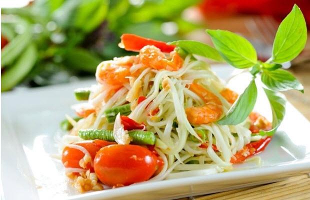 Nộm đu đủ xanh với cà rốt kiểu Thái