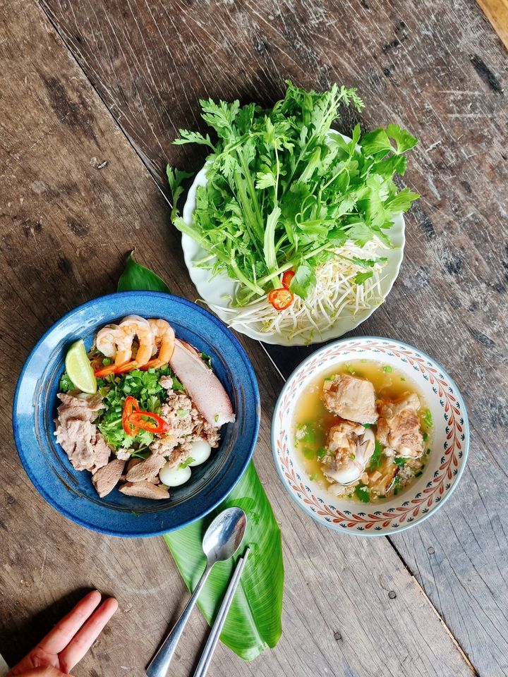 Nôm Nôm Restaurant & Cafe