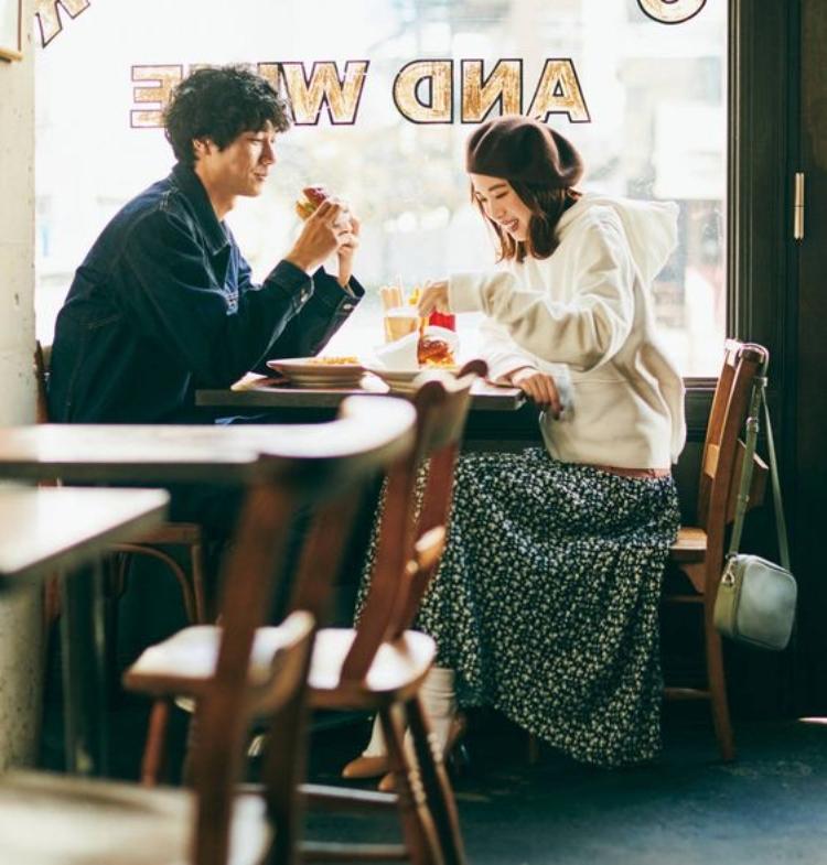 Khen ngợi và so sánh người yêu cũ với vẻ hào hứng và thích thú