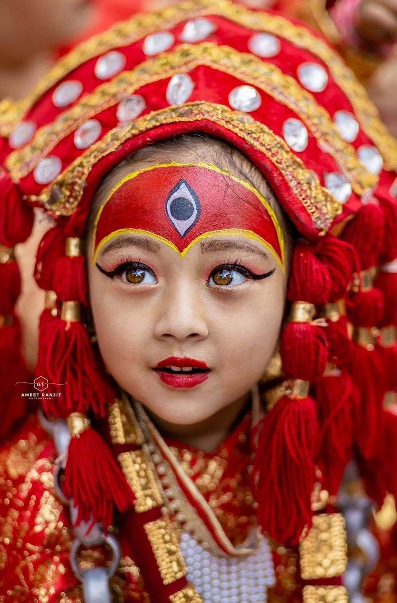 Nữ thần Kumari được cho là hiện thân của Nữ thần Teleju, người có sức mạnh thần kỳ