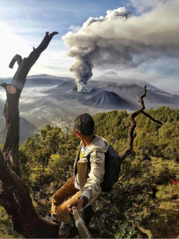 Cột khói cao của núi lửa Bromo nhìn từ  xa