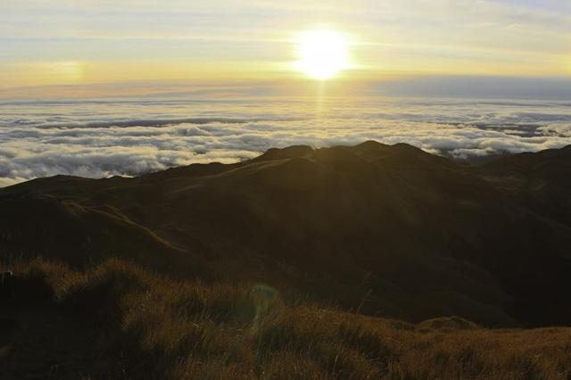Ánh bình minh rực rỡ trên đỉnh núi Pulag