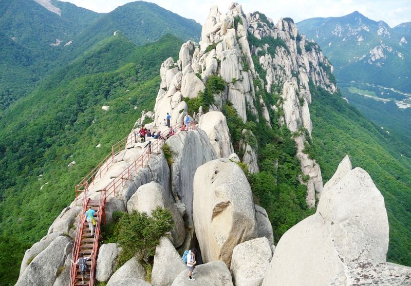 Du khách đi bộ lên đỉnh núi