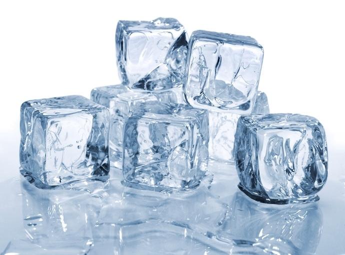 Cách trị mụn mùa hè hiệu quả nhất bạn nên áp dụng – dùng nước đá