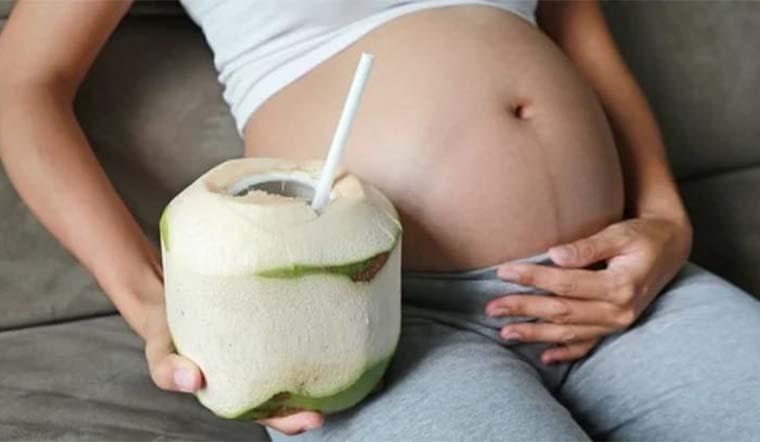 Nước dừa là thức uống không có chất béo, lành mạnh, đem lại cảm giác mát mẻ và sảng khoái