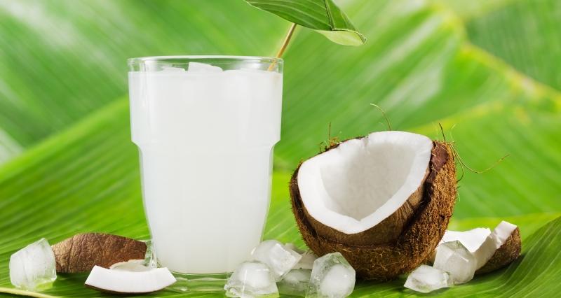 Nước dừa chứa lượng calo rất ít nhưng nó lại cung cấp đầy đủ dưỡng chất cho cơ thể