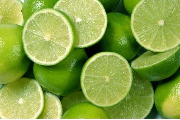 Trị thâm môi thì không thể quên công dụng của chanh tươi.
