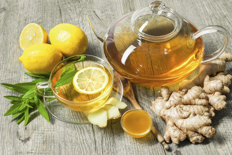 Một ly nước chanh nóng với mật ong và vài lát gừng có tác dụng giải rượu tuyệt vời