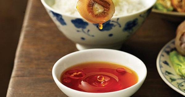Nếu để nước mắm ở trong tủ lạnh sẽ gây bốc mùi, lan tỏa mùi vào các thực phẩm khác khiến cho các thực phẩm đó mất hết mùi vị.