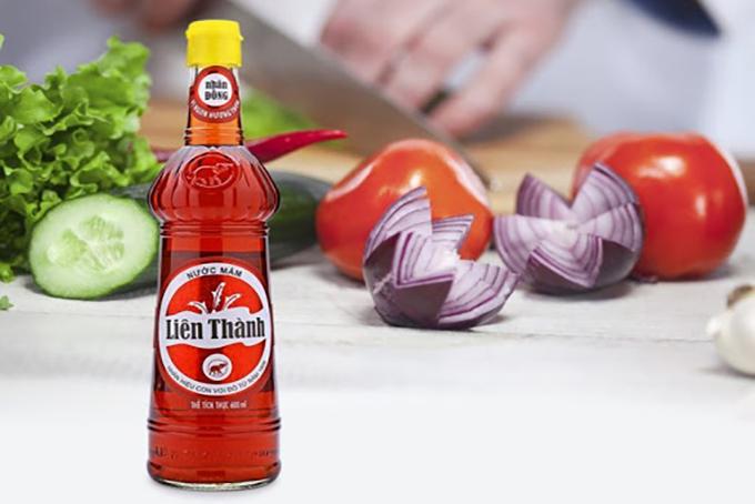 Nước mắm Liên Thành được sản xuất bằng cách ướp cá cơm với muối theo tỷ lệ khoảng 3 kg cá/1 kg muối