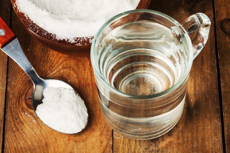 Nếu uống một cốc nước muối pha loãng sẽ làm tăng độ mất nước, khiến miệng càng khô hơn.