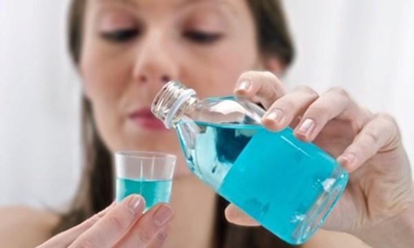 Cách trị mụn mùa hè hiệu quả nhất bạn nên áp dụng – dùng nước súc miệng
