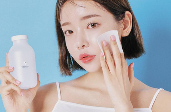 Nước tẩy trang giúp loại bỏ bụi bẩn nhanh chóng