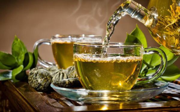 Nước trà xanh chữa đau răng hiệu quả