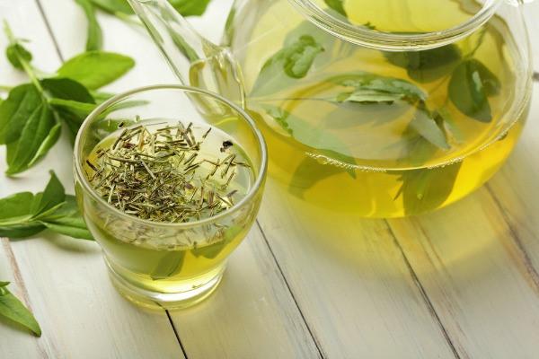 Súc miệng nước lá trà xanh là cách làm hết sâu răng hữu hiệu