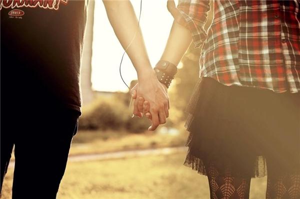Nắm tay nhau mỗi khi chúng ta gần nhau