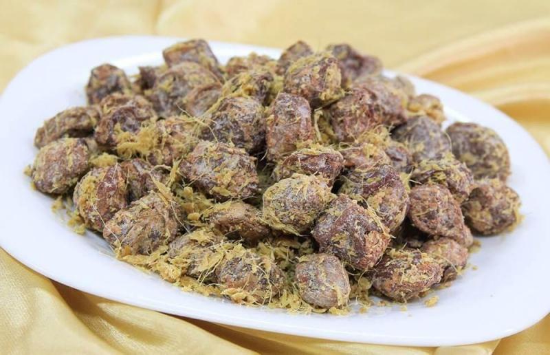 Một trong những món ô mai được nhiều người yêu thích nhất để mua về làm quà chính là mơ xào gừng