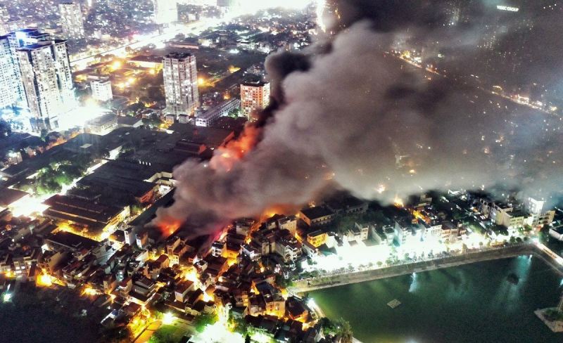 Ô nhiễm không khí tự nhiên: Những tác động tiêu cực từ những sự cố cháy, nổ cả do con người và tự nhiên đều là 1 trong những nguyên nhân khiến không khí xấu đi