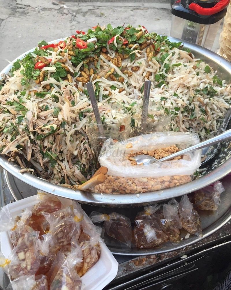 Cảm giác béo béo, giòn giòn của da heo và đậu phộng sẽ làm món mít trộn ngon hơn.