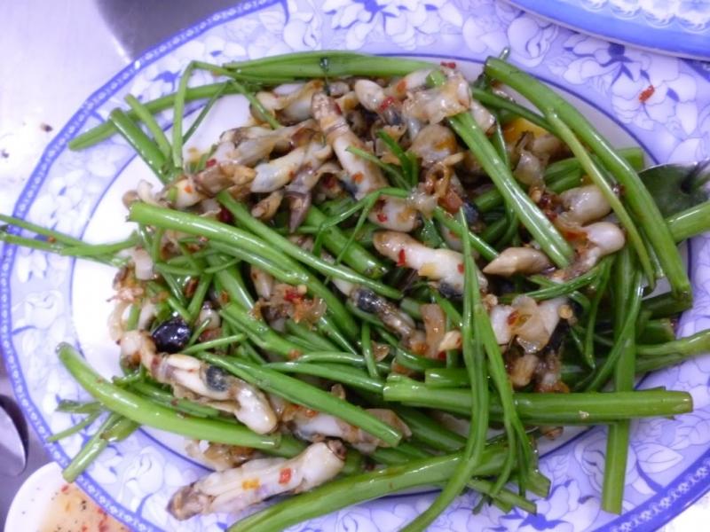 Ốc móng tay xào rau muống