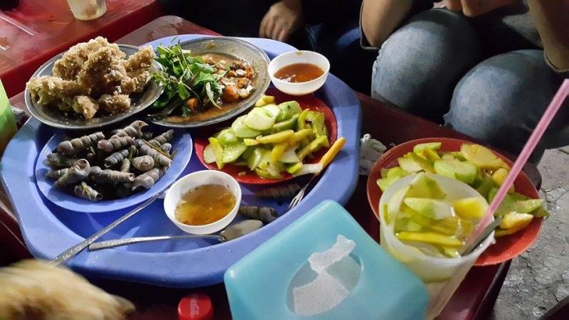 Vị đậm đà của ốc được tẩm ướp gia vị kỹ lưỡng, cùng mùi sả ớt thơm nức mũi sẽ là một trải nghiệm khó quên với những ai mới thưởng thức lần đầu.