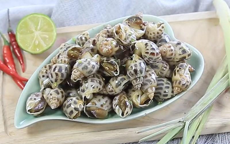 Ốc, trai, hến, cua kết hợp cùng cà chua, ớt, cam, chanh
