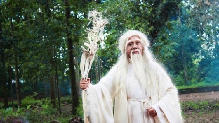 Ông bụt tốt bụng giúp đỡ anh Khoai