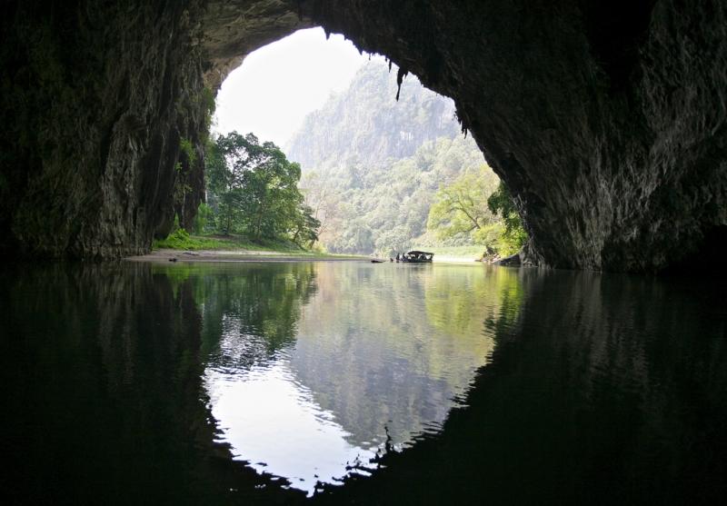 Động có dòng sông Năng chảy qua