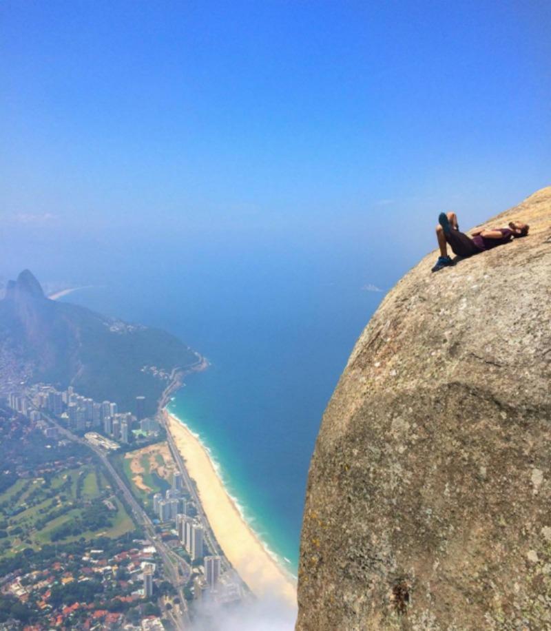 Du khách trên mỏm đá Pedra da Gávea