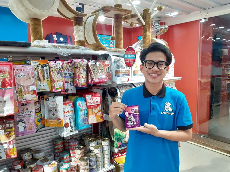 Nhân viên tại cửa hàng Pet Mart
