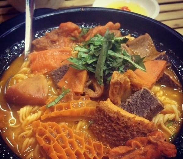 Phá lấu bò được làm từ nội tạng của bò.