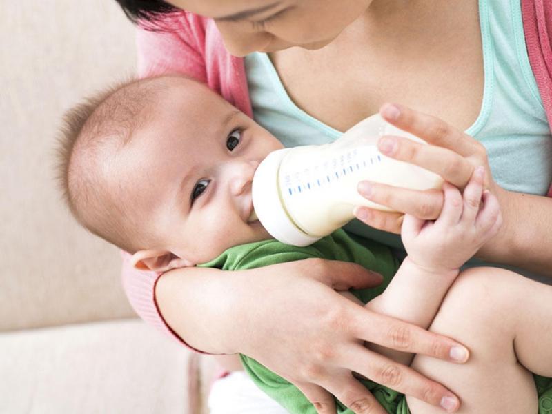 Pha sữa bằng nước nóng