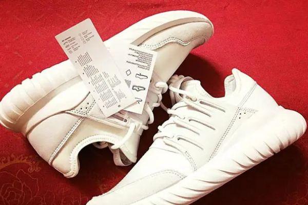 Phân biệt Adidas chính hãng thông qua giá thành sản phẩm