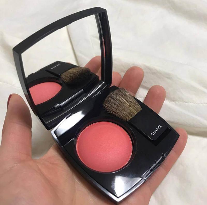 Chanel Joues Contraste Powder Blush có chất phấn rất mịn và dễ tán, với những hạt phấn siêu nhỏ nhưng lại có sức mạnh tôn vinh vẻ đẹp của bạn đến bất ngờ
