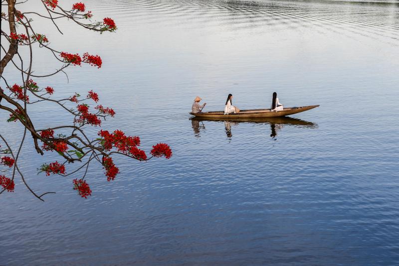 Phân tích vẻ đẹp sông Hương trong 