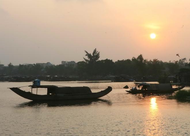Phân tích vẻ đẹp sông Hương trong 