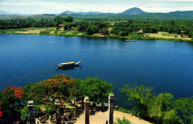Phân tích vẻ đẹp sông Hương trong 