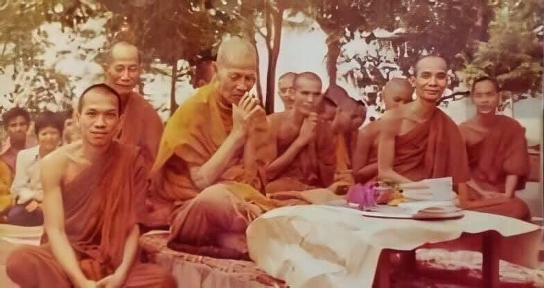 Hàng đầu từ trái sang HT.Thiện Pháp, Trưởng lão Hộ Tông, Trưởng lão Giác Chánh Ngài Hộ Tông . Ngài Giác Chánh . Ht Thiện Pháp, những người đặt nền móng cho Phật giáo nguyên thủy phía nam