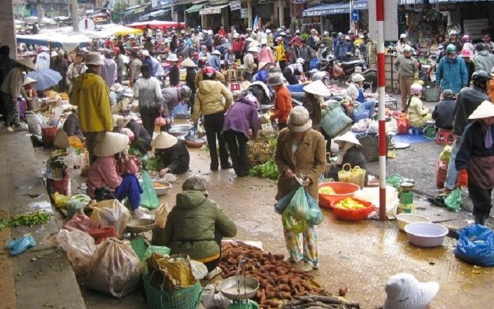 Phiên chợ quê náo nhiệt