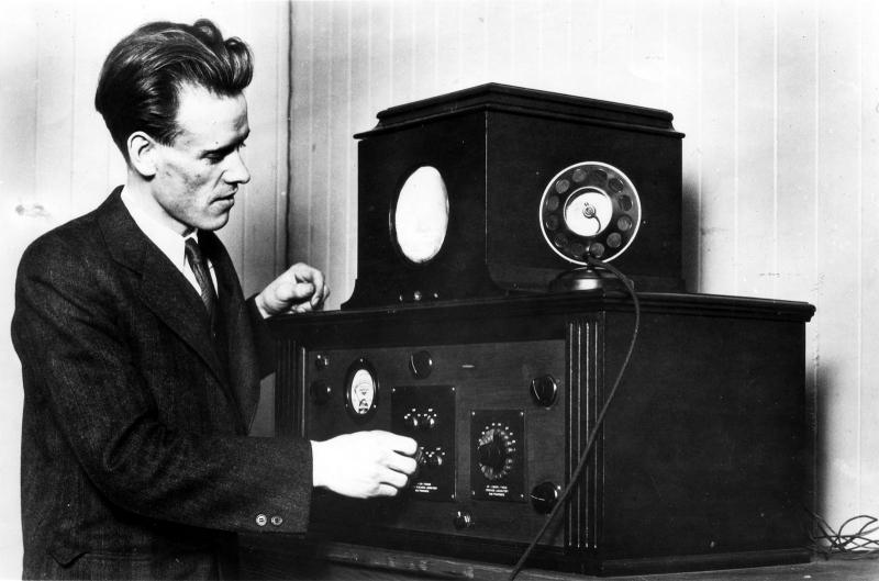 Philo T. Farnsworth bên cạnh sản phẩm phát minh vĩ đại của mình