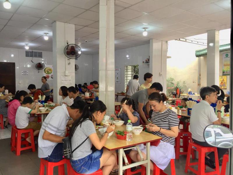 Quán được bố trí đơn giản nhưng rất đông khách