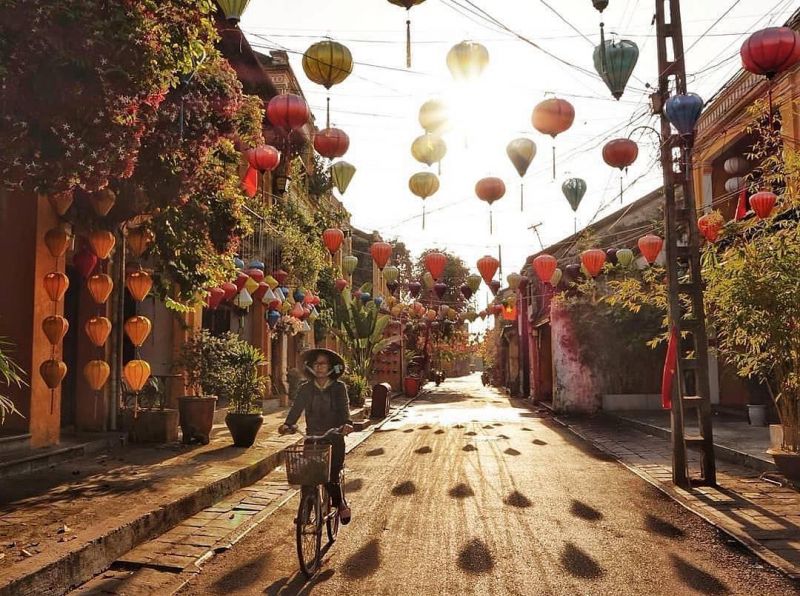 Những con đường đèn lồng thơ mộng