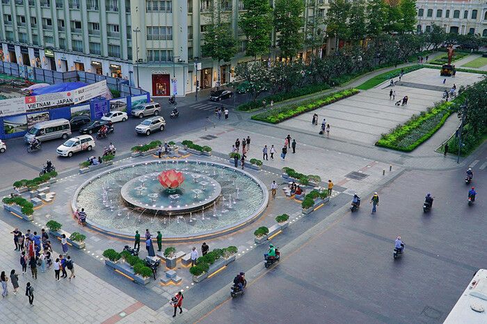 Chụp ảnh cưới ở phố đi bộ Nguyễn Huệ