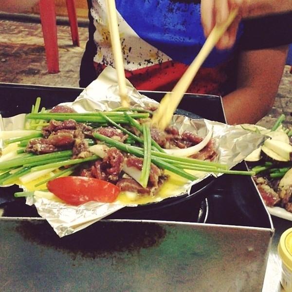 Cô Quỳnh - Lẩu & Nướng có lẽ là cái tên quá thân thuộc đối với những ai mê đồ nướng. Lẩu và nướng Cô Quỳnh tuy là quán ăn vỉa hè nhưng luôn thu hút đông đảo thực khách bởi hương vị thơm ngon, giá lại rẻ.
